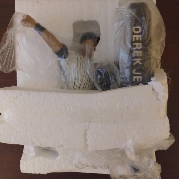 Yankees Derek Jeter - Sports Authority Limited Edition Figurine - Picture 3 of 8
